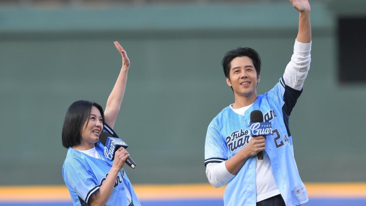 苗可麗和胡宇威擔任富邦悍將新莊主場的開球嘉賓。(圖/華視提供)