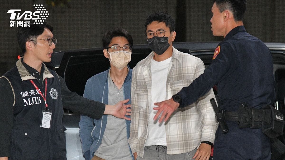 吳沛憶罷免案領銜人李孝亮(前)、吳沛憶罷免案證人林叡(後)。(圖/胡瑞麒攝)