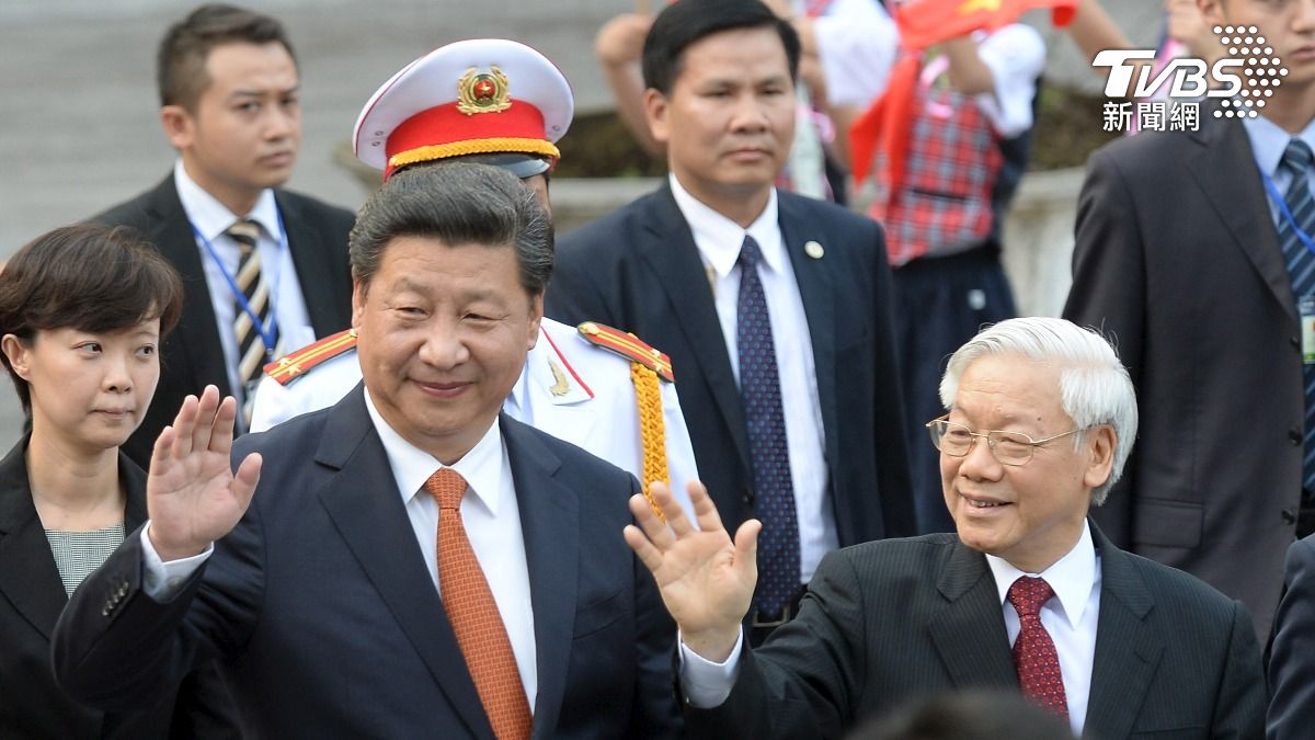習近平東南亞訪問首站 數百越南民眾揮旗歡迎