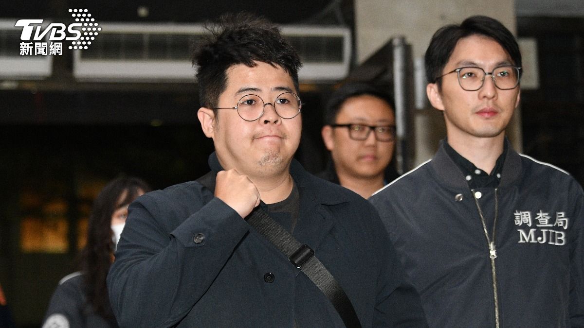 罷吳四騎士的陳冠安(前)、滿志剛(後)晚間移送北檢。(圖/胡瑞麒攝)