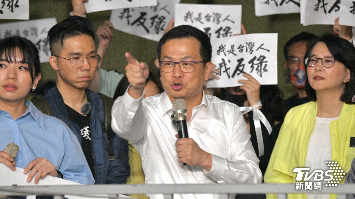 羅智強北檢外激動抗議助理陳冠安遭搜索偵辦。(圖/胡瑞麒攝)