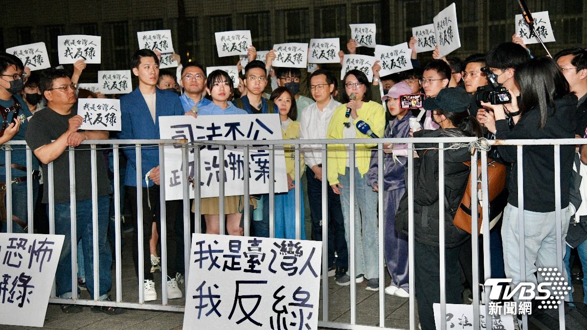 王鴻薇、羅智強、李彥秀、徐巧芯和國民黨青年團成員深夜北檢外抗議罷吳成員遭移送偵辦。(圖/胡瑞麒攝)