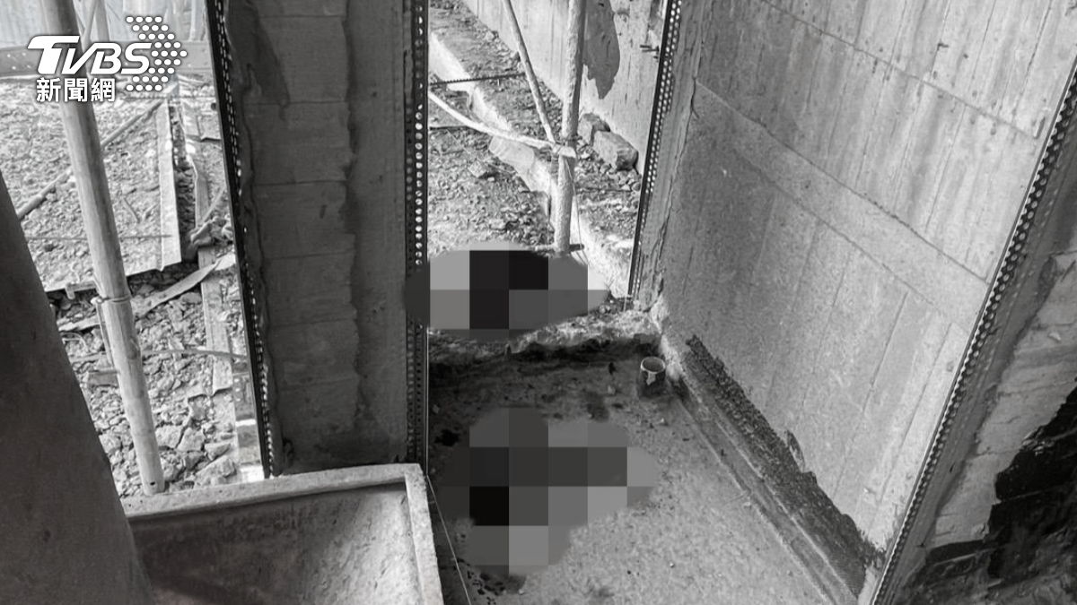 疑似在進行巡視拆除板模工程,結果不知何故從9樓高鷹架急墜至3樓。(圖/TVBS)