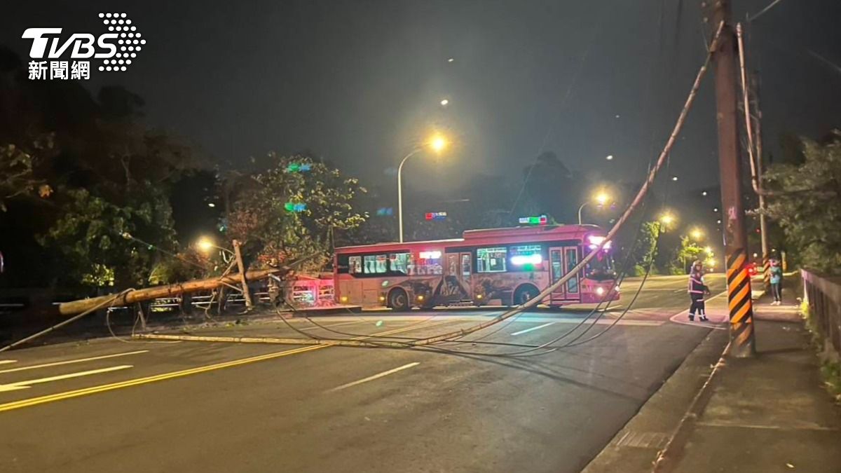 公車自撞電線桿釀禍 北市萬芳社區大停電 木柵路五段全線管制
