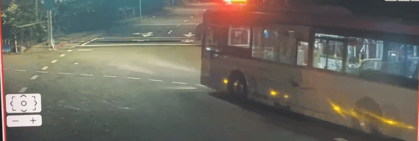 公車撞擊電線桿後冒出火花,場面驚險。(圖/TVBS)