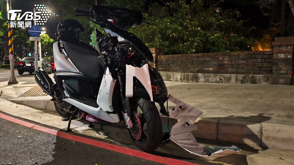 貨車下匝道違規右轉害機車猛撞 19歲騎士一度無生命跡象