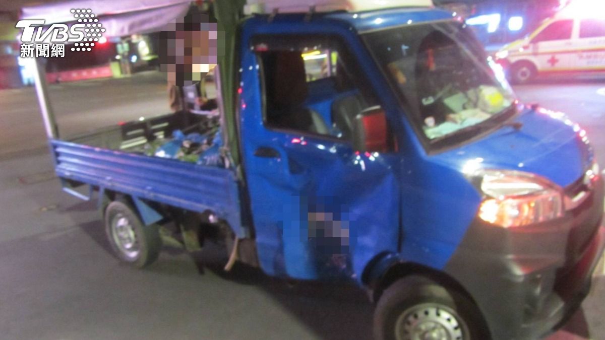 黃男駕駛的小貨車違規右轉後遭直行機車猛撞,右前車門凹陷。(圖/TVBS)