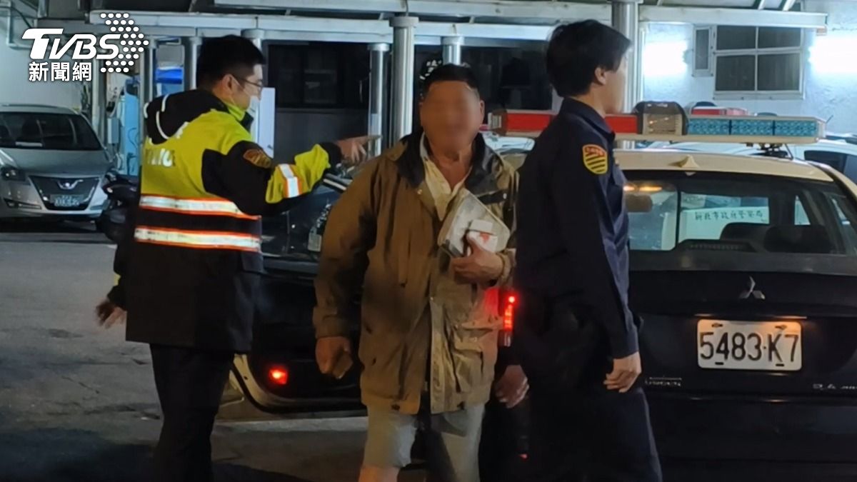 小貨車駕駛黃男遭警方帶回交通分隊製作筆錄。(圖/陳冠宇攝)