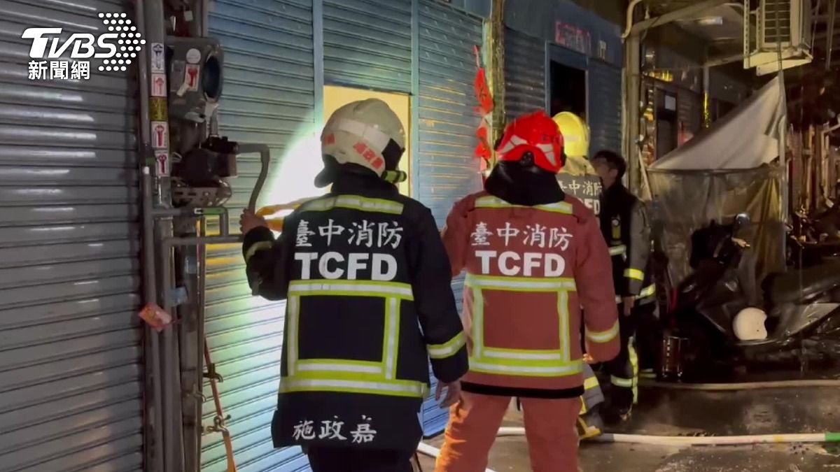 消防人員到場。(圖/TVBS)