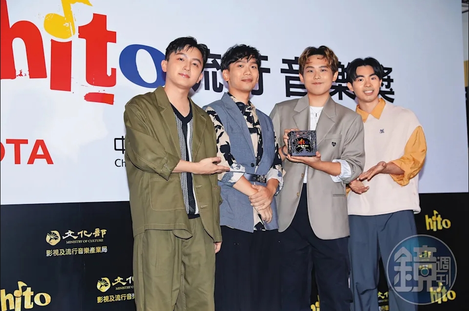 理想混蛋受邀參與Hito流行音樂獎,首次站上台北小巨蛋的舞台演出,並奪下Hito校園人氣樂團獎。(圖/鏡週刊)