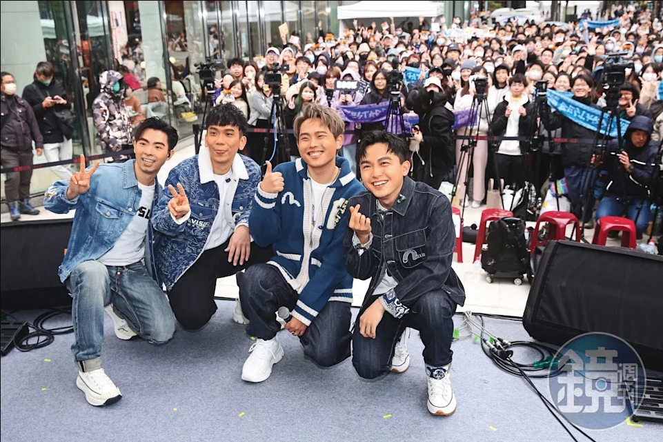 理想混蛋推出第3張專輯《半熟理想Sunny-Side Up》,其中〈離開的一路上〉成了新夯曲,更在YouTube上累積約3,300萬次點閱。(圖/鏡週刊)