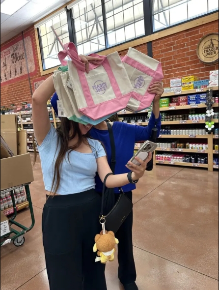 拿到手提袋的客人自拍發社群留念。（圖／世界日報提供）