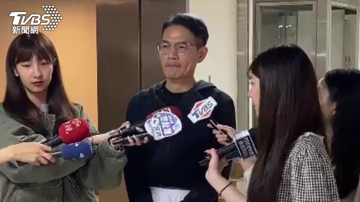 松山分局交通組長鄭培淩針員警發生交通事故案處置說明。（圖／TVBS）