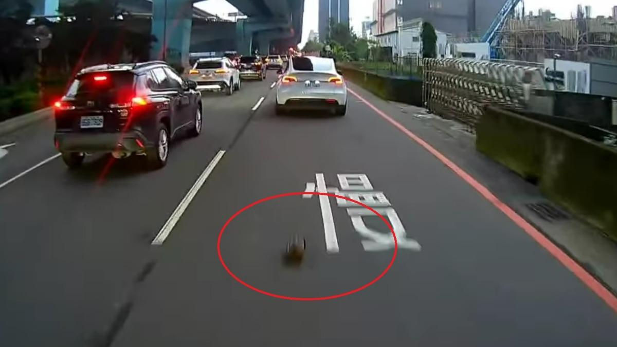 誰掉的排氣管?害工程師輾過慘摔 他PO網緝凶:還溫溫的