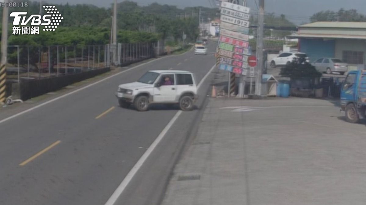 陳男開出加油站後楊男緊跟在後。(圖/TVBS)