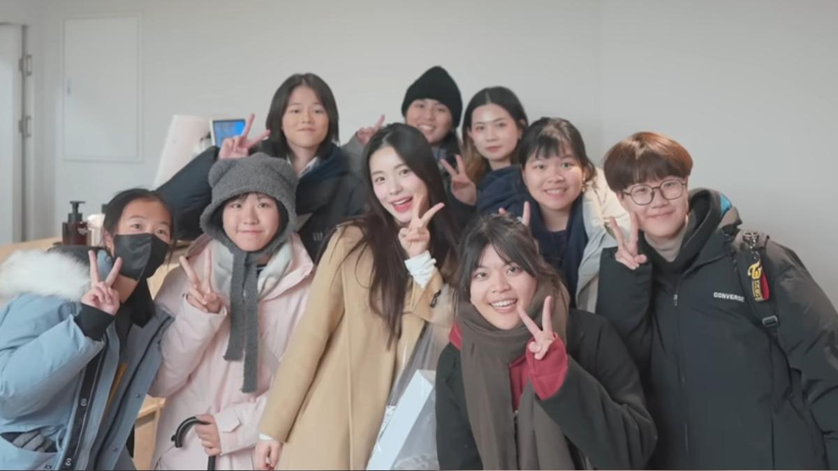 李多慧返韓休假期間在街頭巧遇去韓國畢業旅行的台灣大學生。（圖／翻攝自李多慧YT）