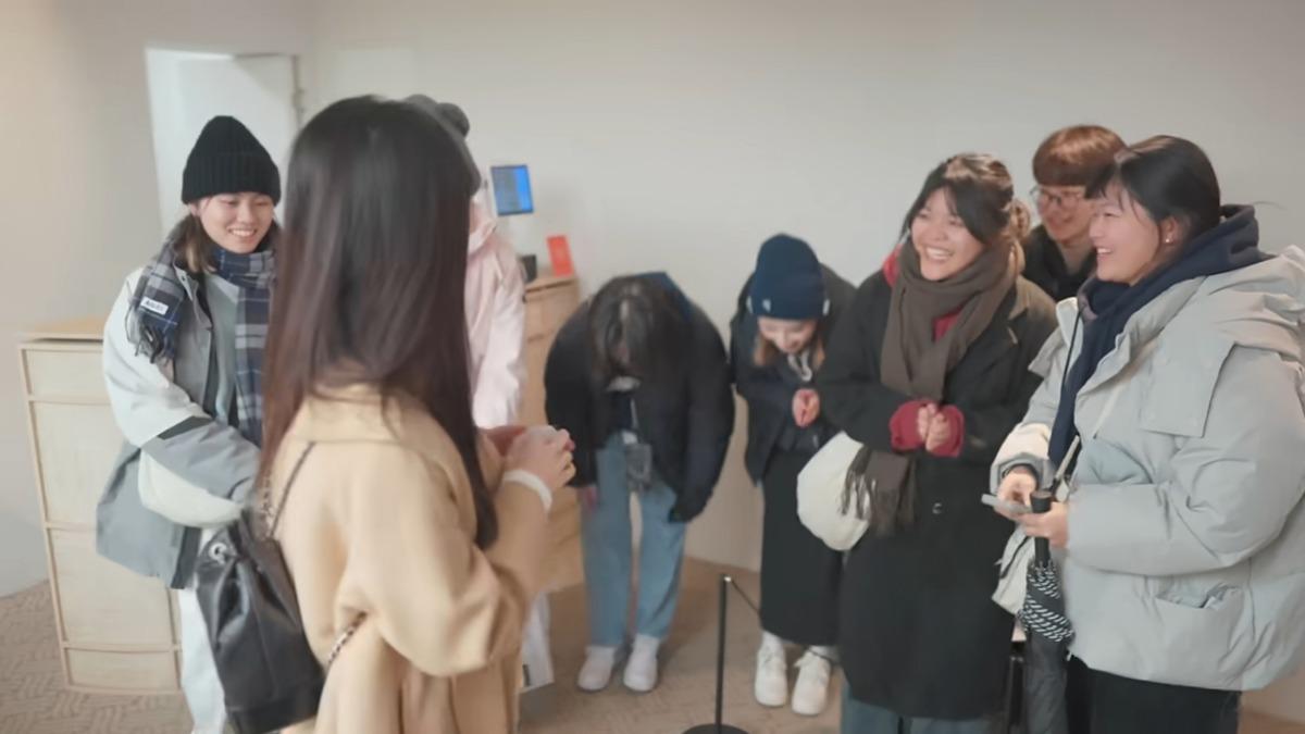李多慧自掏腰包，加購了十條護手霜當作畢業禮物送給每位學生。（圖／翻攝自李多慧YT）