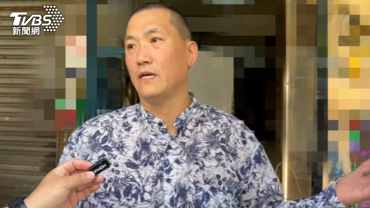 花坊老闆無奈稱一直被檢舉,僅是透過跑馬燈示警檢舉達人。(圖/TVBS)