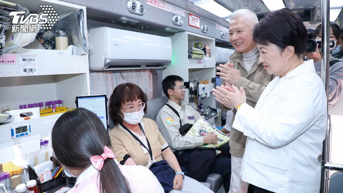 民眾熱情挽袖捐血,盧市長給讚。(圖/台中市政府提供)