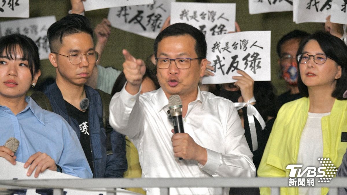 國民黨立委王鴻薇、羅智強、李彥秀、徐巧芯及國民黨發言人楊智妤在北檢聲援國民黨青年。(圖/胡瑞麒攝)
