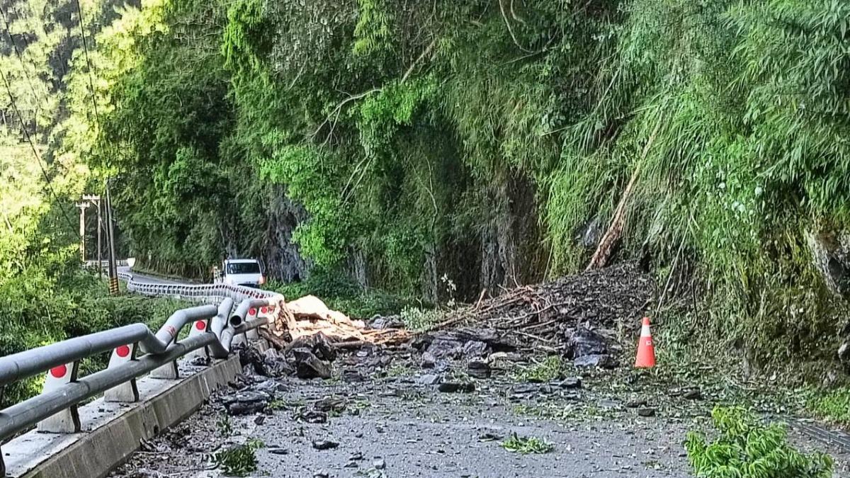 駕駛注意!台東南橫公路邊坡落石 「單向車道封閉」17時搶通