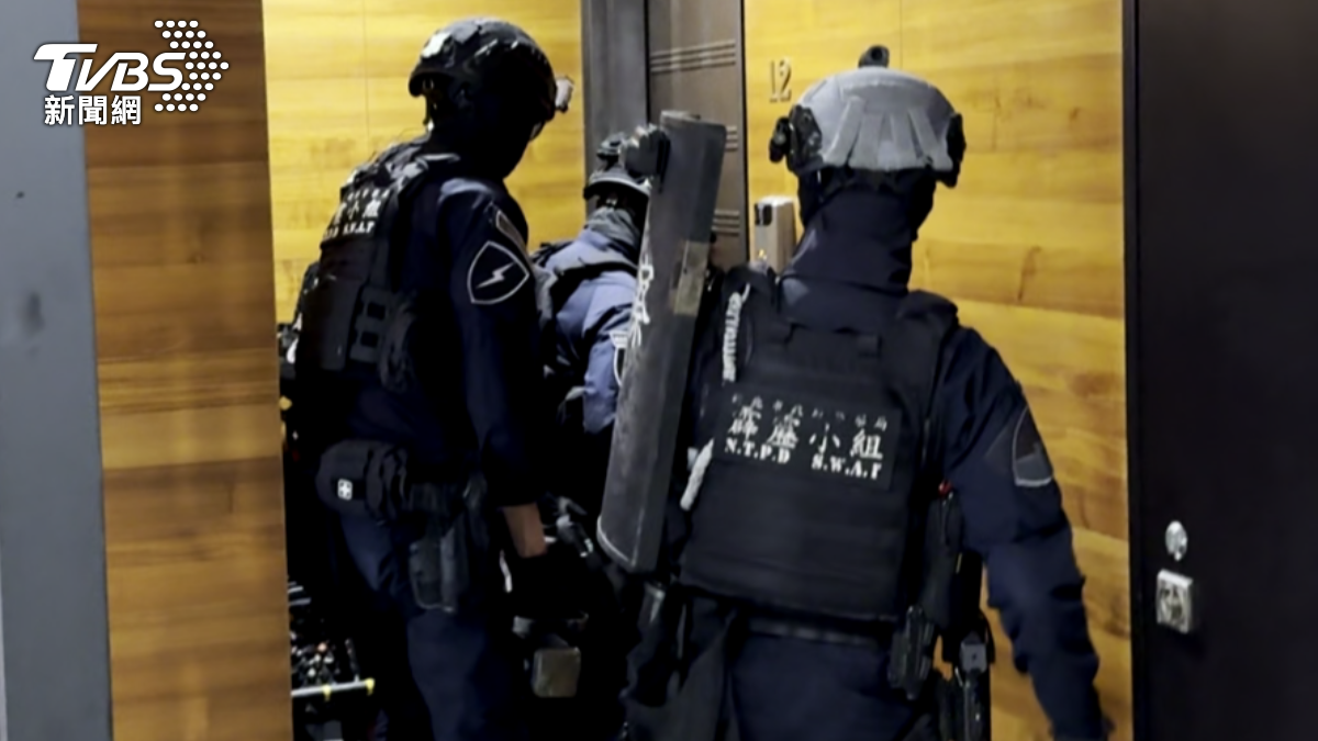 警方攻堅逮人。(圖/TVBS)