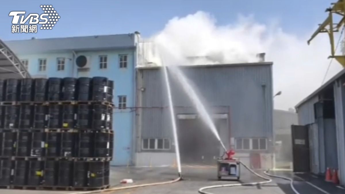 桃園化工廠氣體外洩！疑「丙烯酸反應爐」竄濃煙　警消搶救中