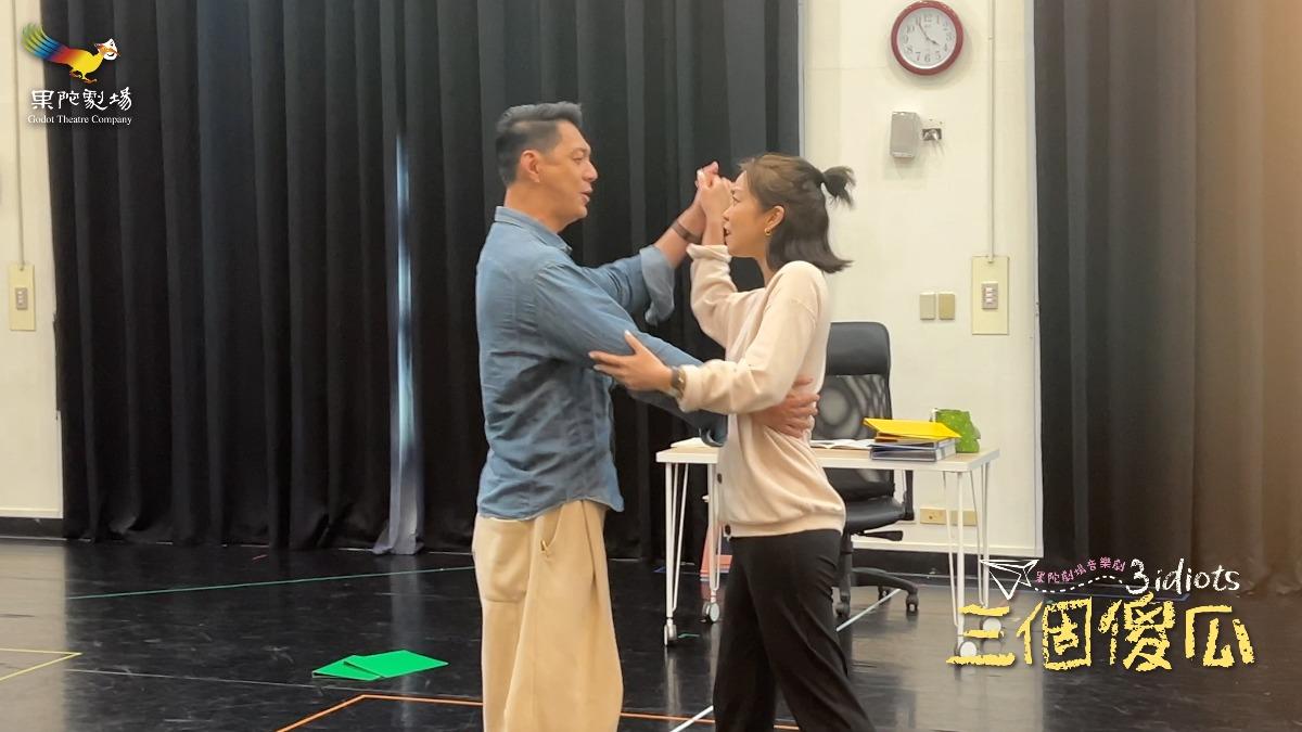 聶雲(左)、李霈瑜排練《三個傻瓜》。(圖/果陀提供)