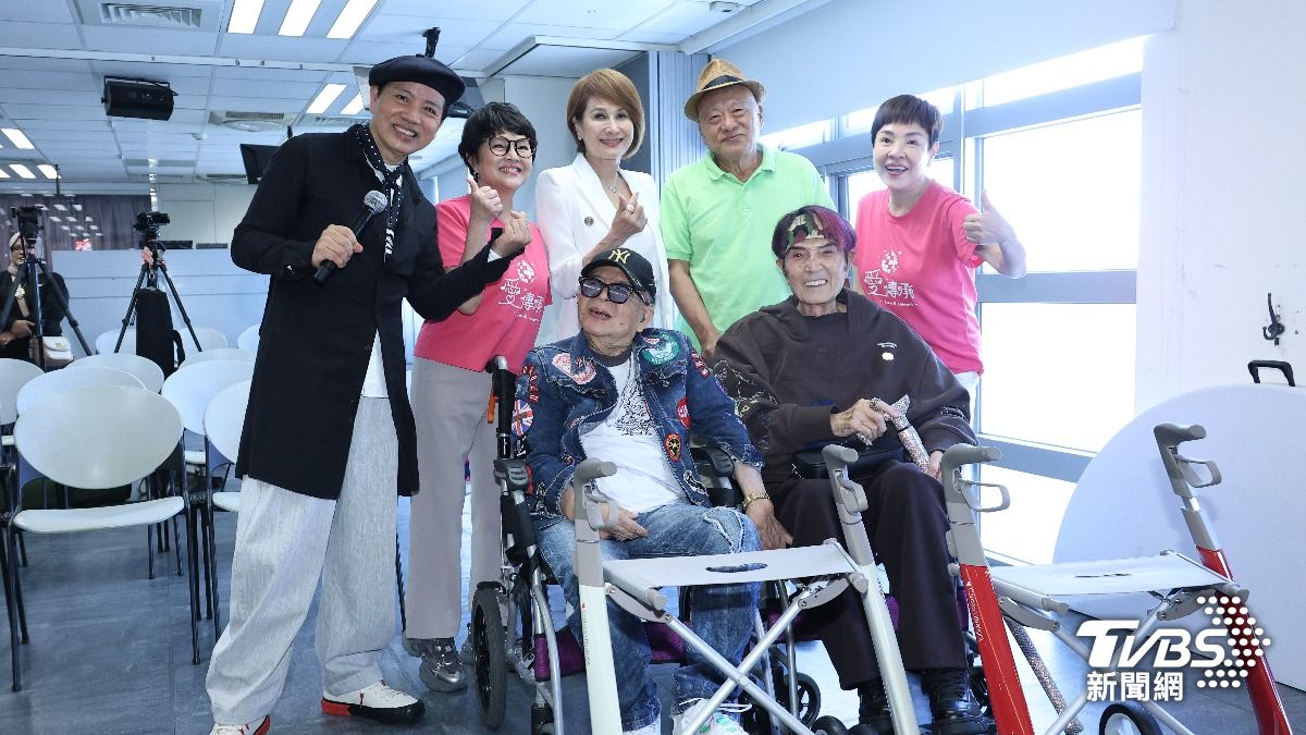 林松義（前左起）、林沖、陳凱倫（後左起）、紀寶如、向娃、凌峰和紀麗如出席公益活動。（圖／張哲鳴攝）