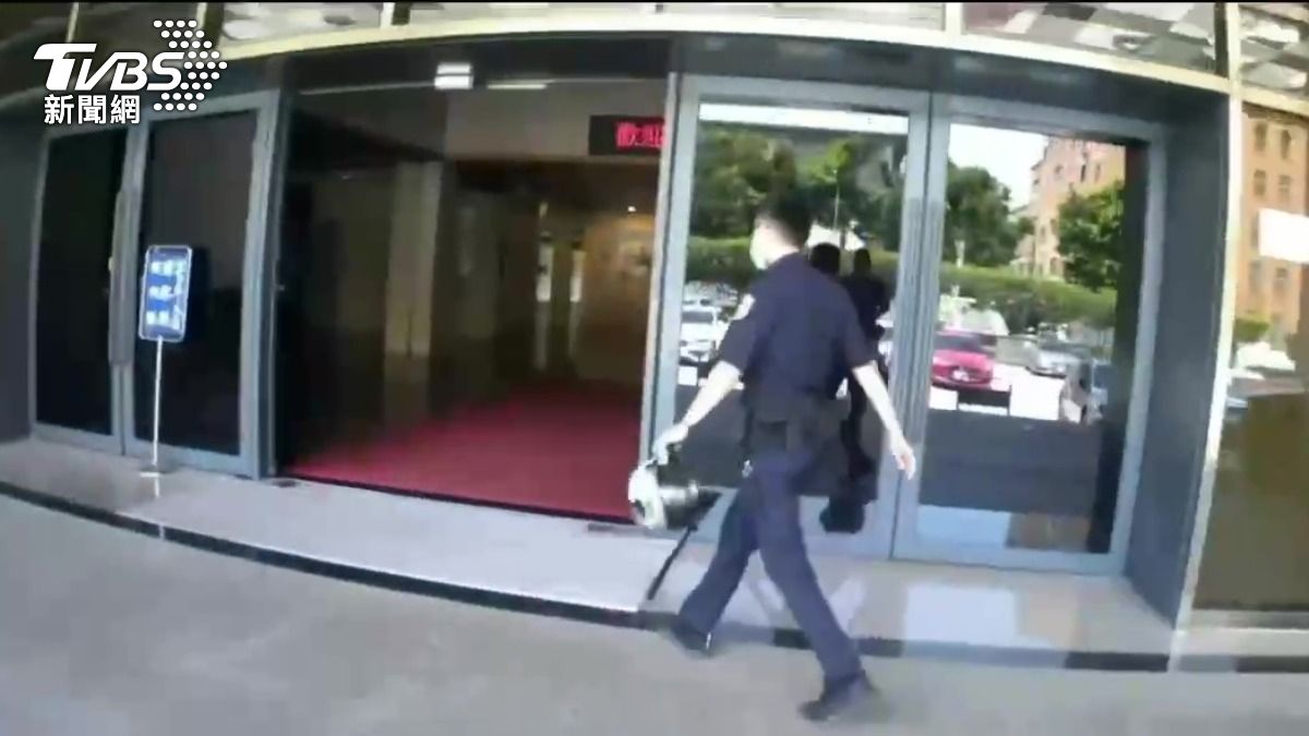 警方獲報趕往法務部。(圖/TVBS)
