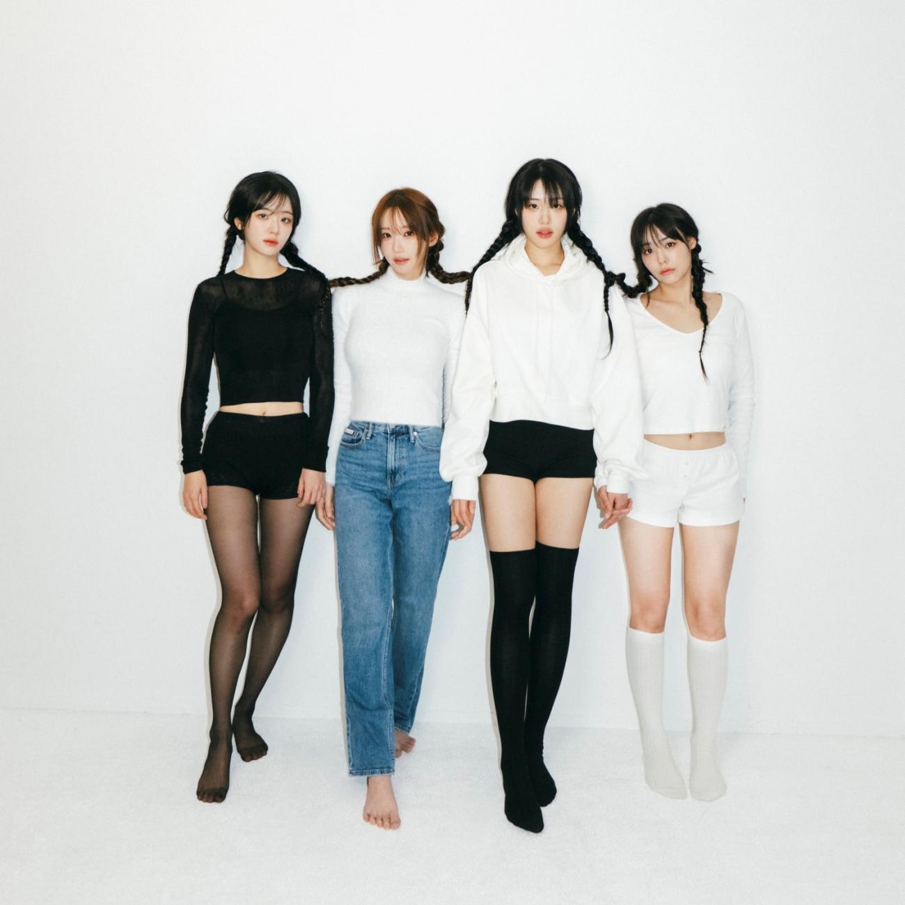 左起為鼓手Chodan、貝斯手Magenta、吉他手Hina與主唱Siyeon。（圖／城市之根音樂提供）