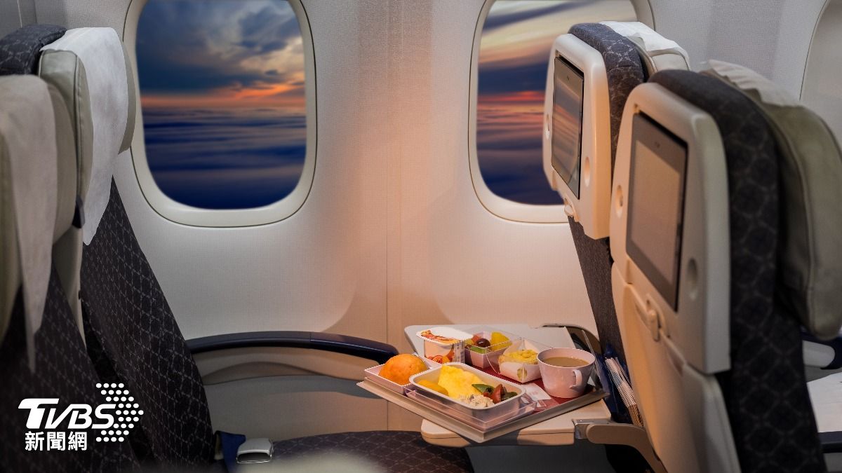 前空服員曝機上「飲食地雷」！肉類、熱飲別碰　恐引發食物中毒