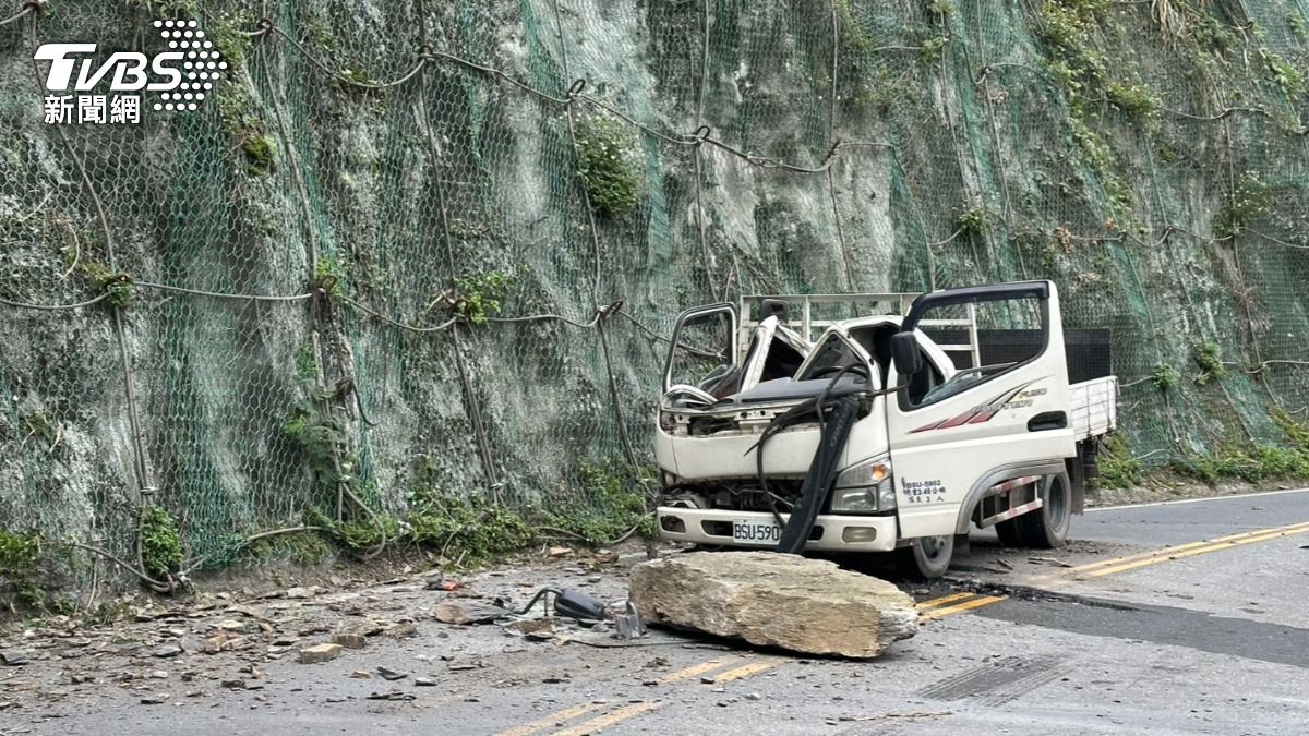 宜蘭中橫台七甲線「落石砸毀貨車」　駕駛傷、副駕駛慘死