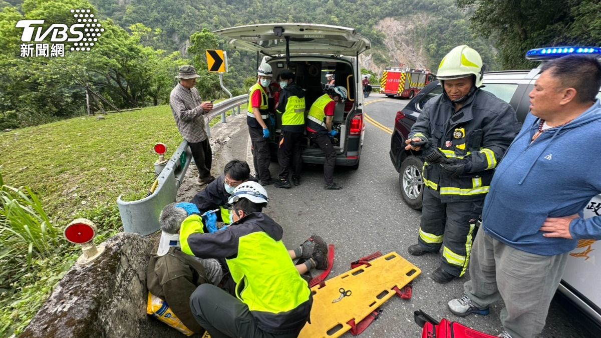 警消趕抵現場將小貨車中的兩人救出。（圖／TVBS）