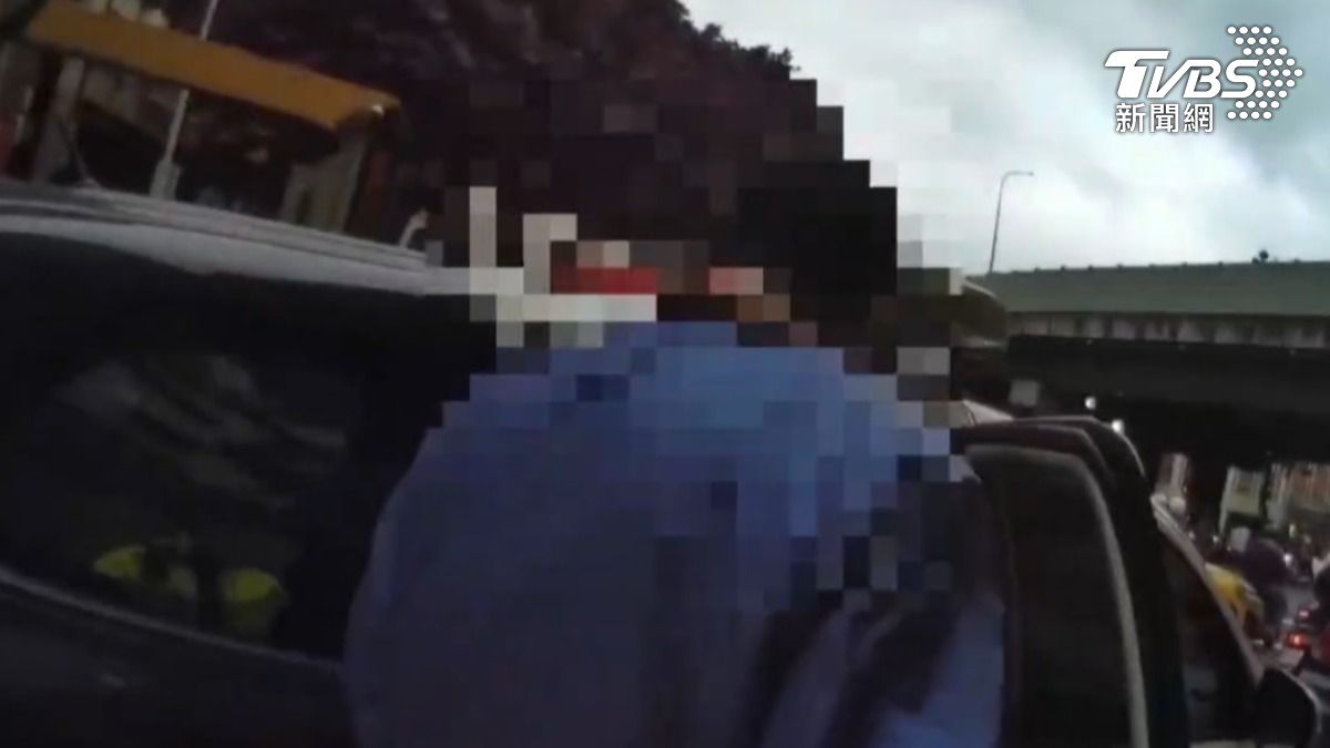 許男開門就要坐上警車。（圖／TVBS）