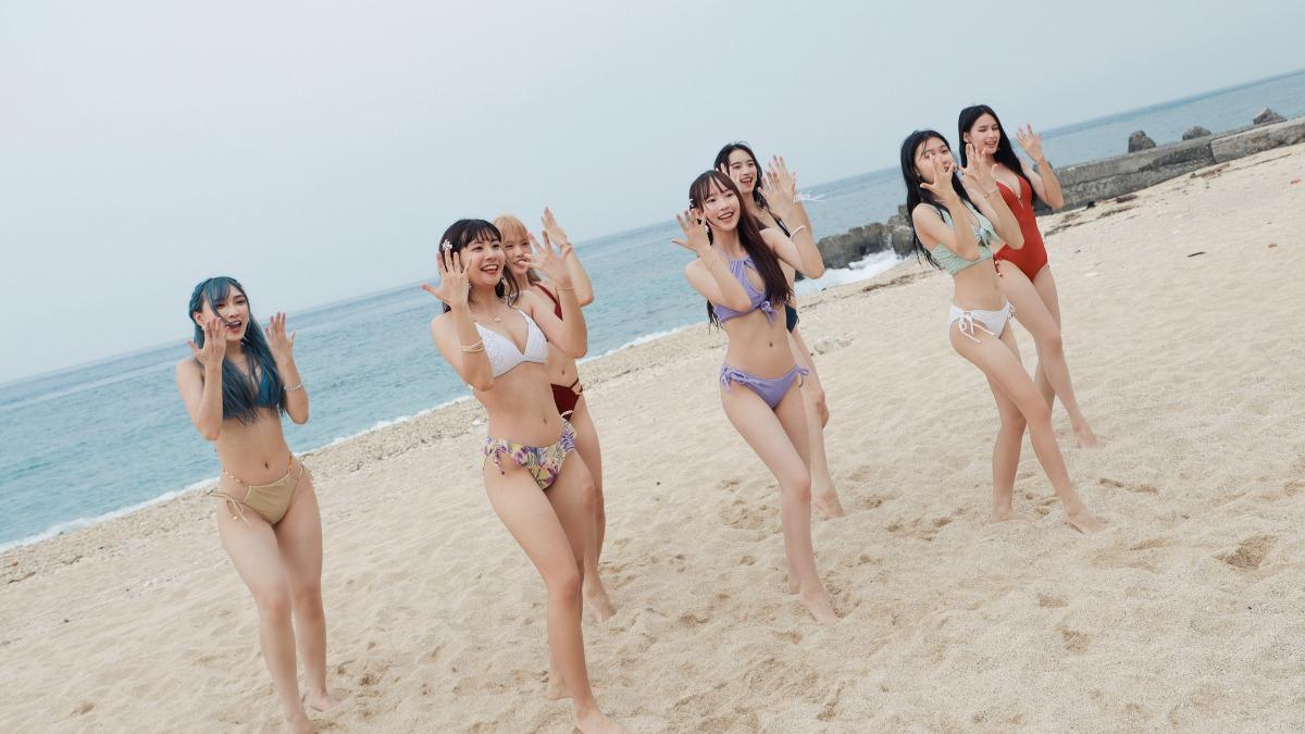騏卉(左起)、留佳、彤薰、家安、子筑、婉淩、亭莉海邊唱跳歌舞拍MV。(圖/好言娛樂提供)