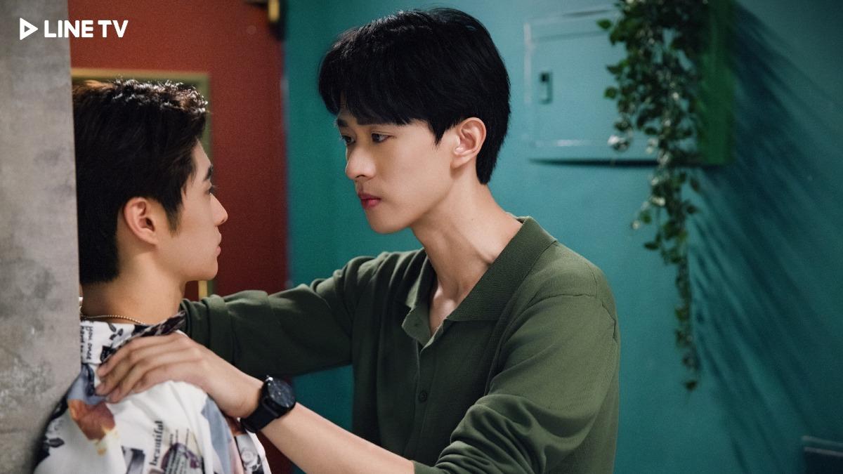徐瑋澤（左）壁咚朴靖恆深情告白。（圖／LINE TV提供）