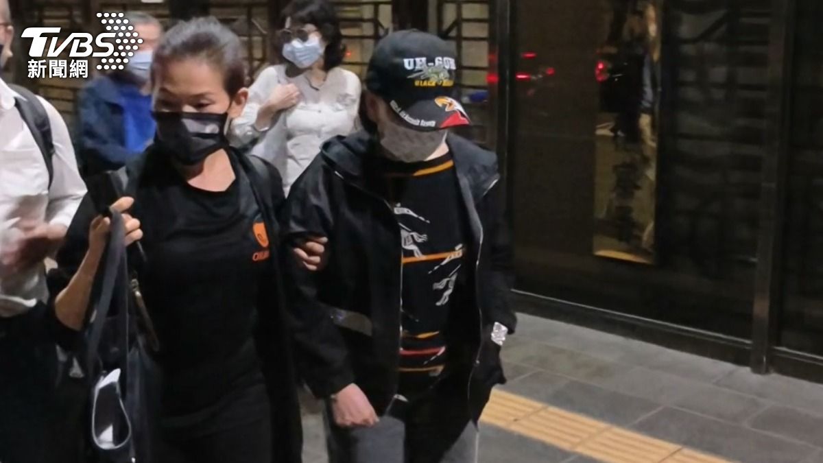 康和證券前法人董事蕭祥玲(戴帽者)以120萬元交保。(圖/陳冠宇攝)