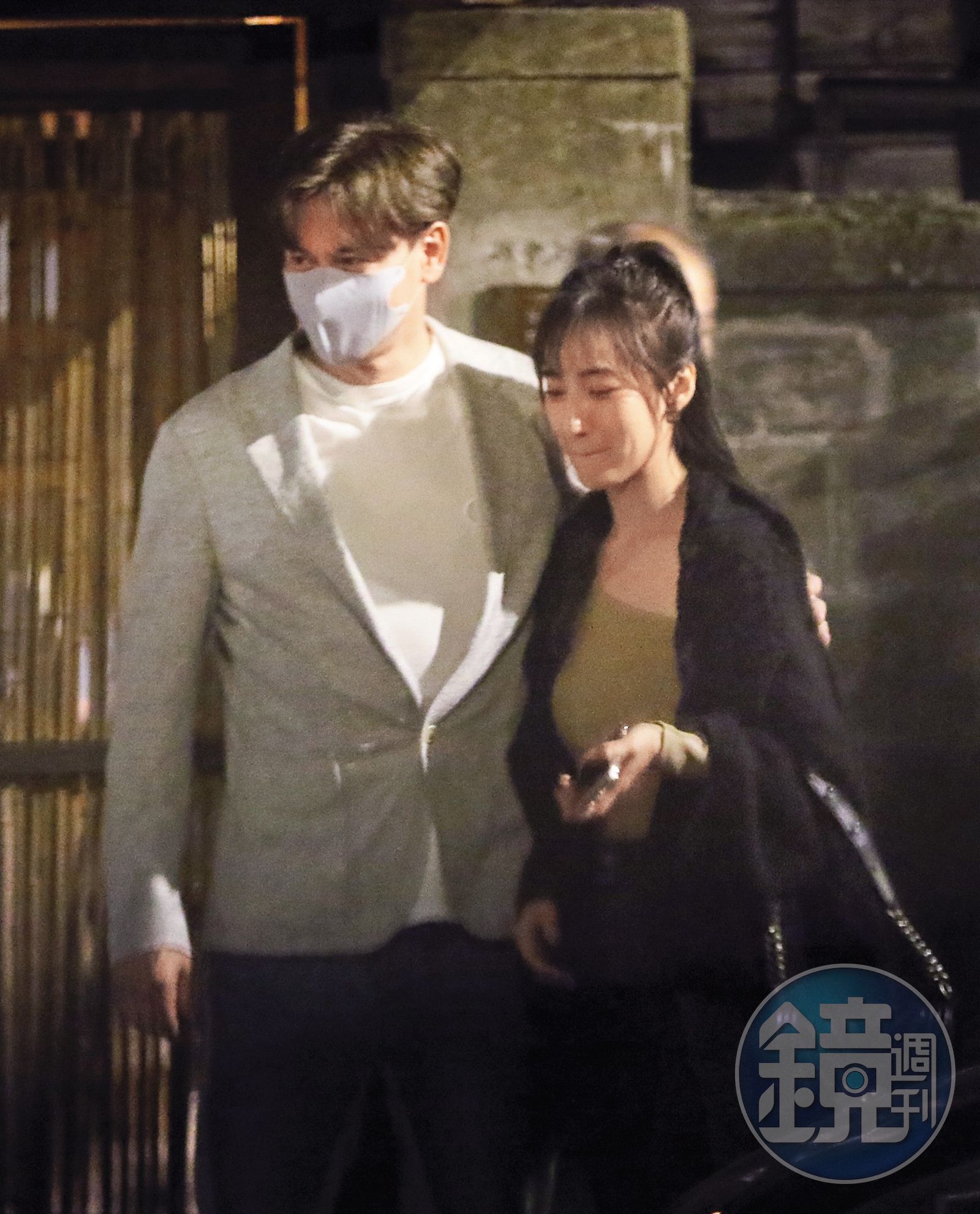 4/8 21:30 光是畫面看來,夏宇禾(右)跟李聖傑(左)的互動宛如情侶,非常親暱。