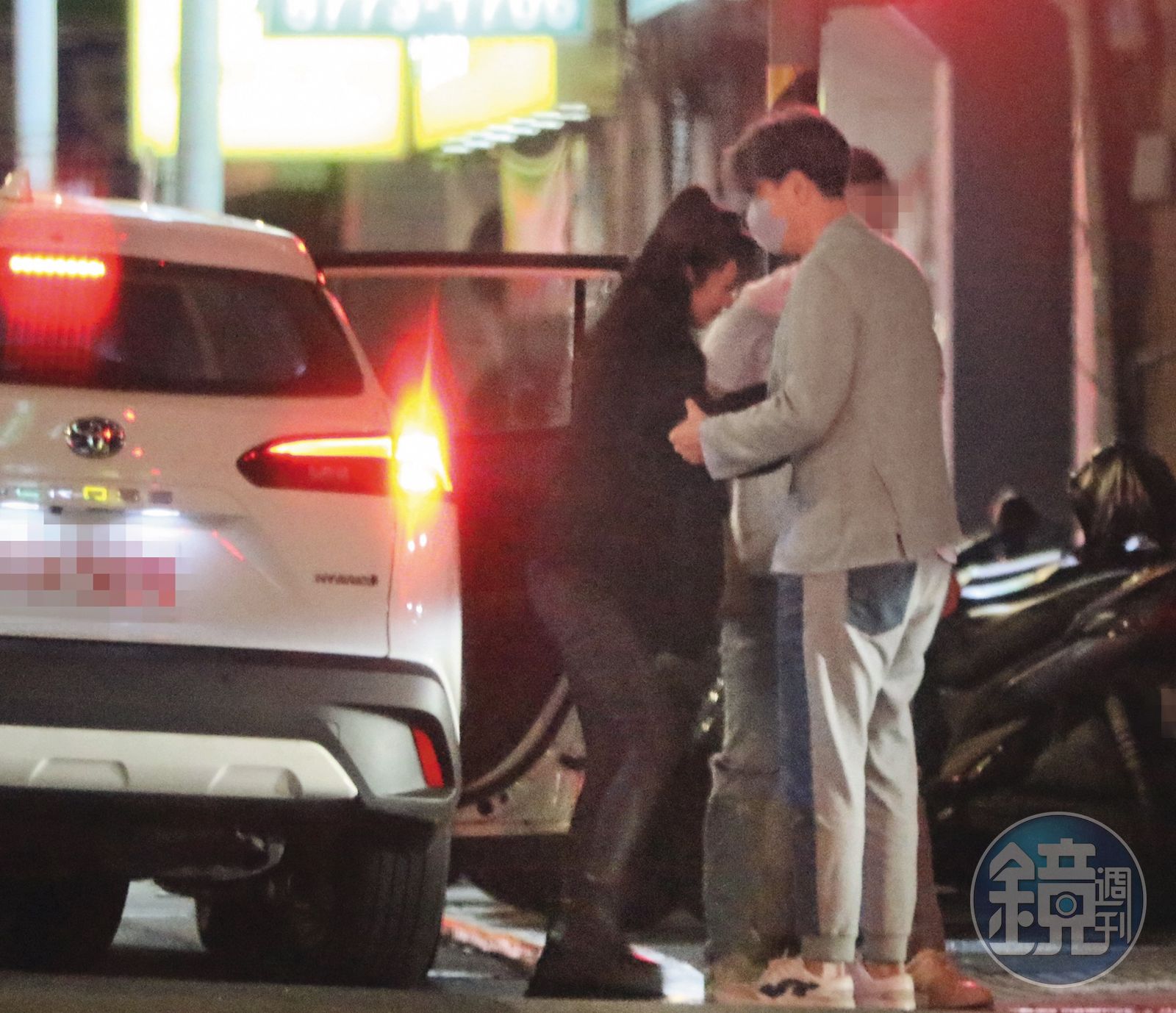 4/8 21:41 一行人前往疑似招待所的地方續攤,李聖傑(右)體貼挽著夏宇禾(左)下車。
