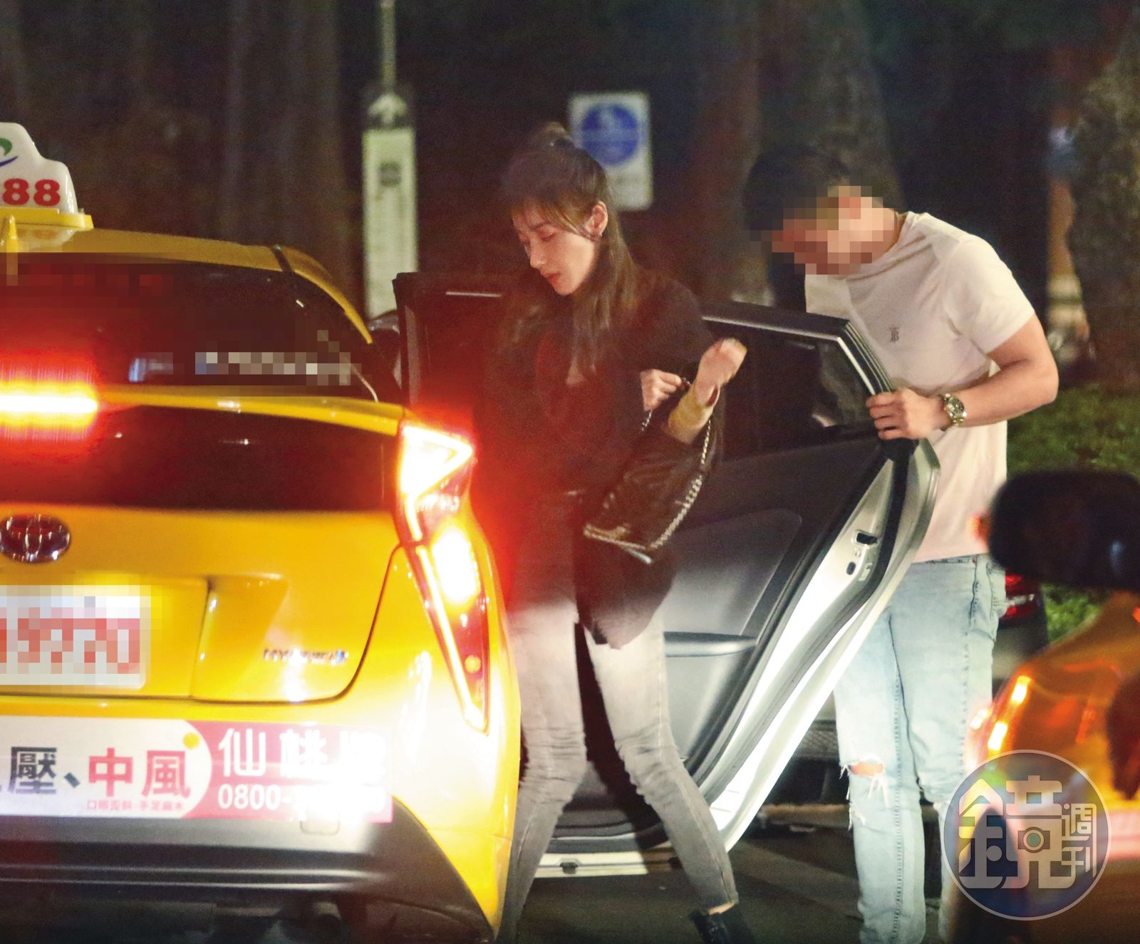 4/8 23：27 夏宇禾（左）等人搭車前往信義區的餐廳；出人意料的是李聖傑居然沒跟了。（圖／鏡週刊）