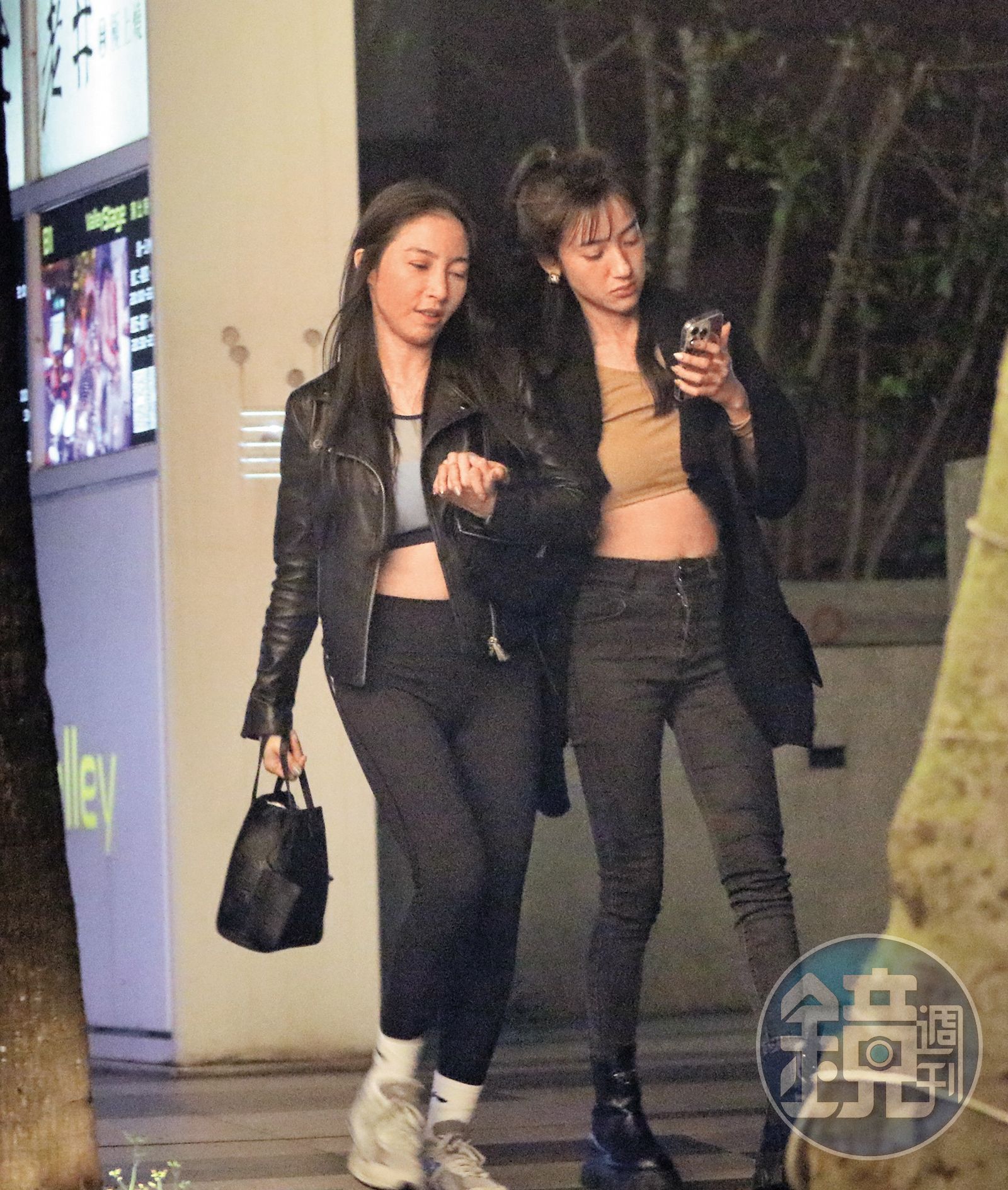 4/9 01：07 喝不少的夏宇禾（右），最後由張家瑋（左）護送回家。 （圖／鏡週刊）