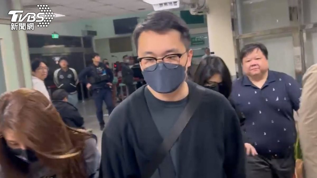 張宏陸罷免案發起人吳禹辰6萬交保。（圖／TVBS）