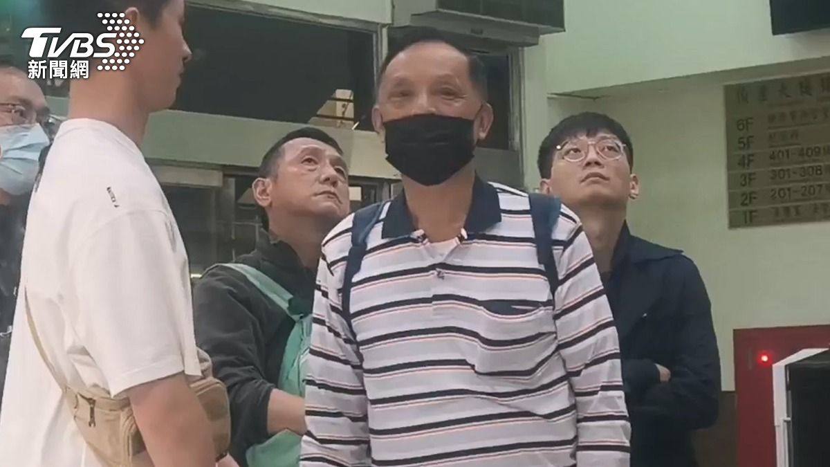 羅姓志工（黑口罩者）12萬交保。（圖／TVBS）