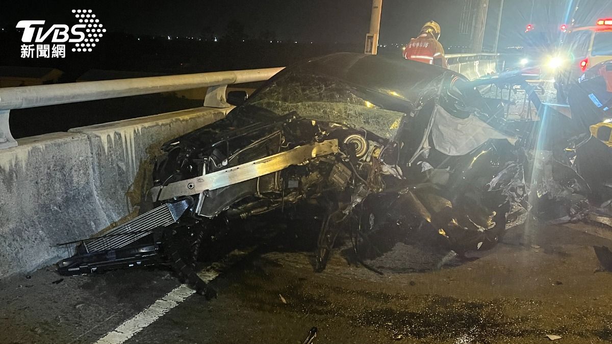 台84賓士車嚴重自撞「爛成廢鐵」　駕駛噴飛送醫搶救不治