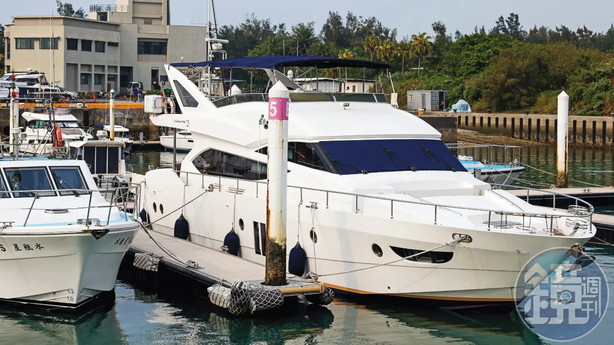 楊智雄花1億多元買的遊艇「信天翁號」，目前停在淡水的碼頭。（圖／鏡週刊）