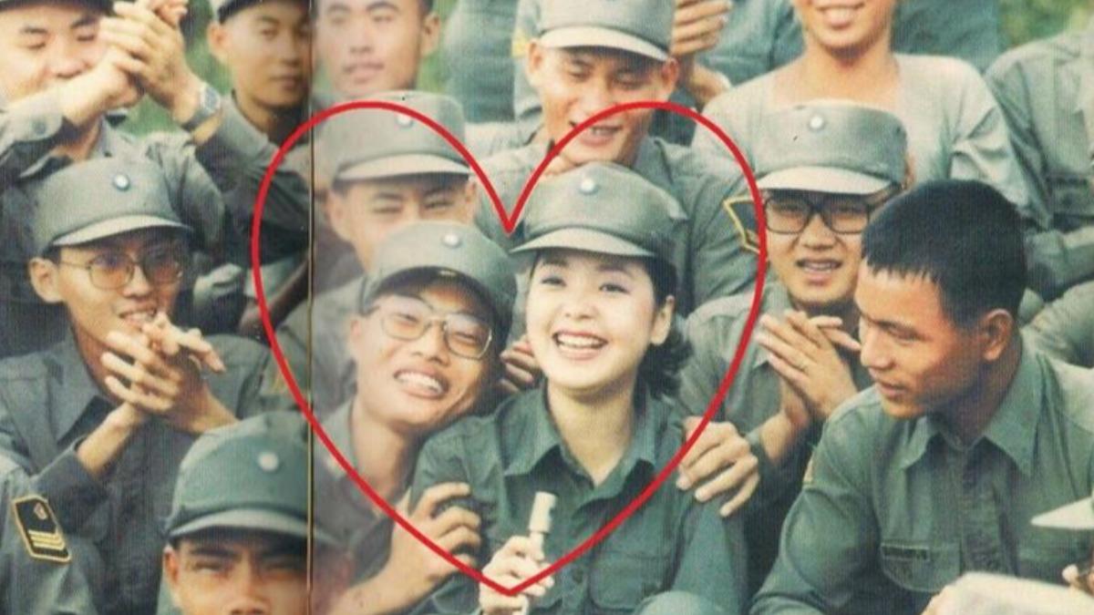 鄧麗君曾於44年前造訪小金門的勞軍照再度廣為流傳。(圖/翻攝自鄧麗君基金會臉書)