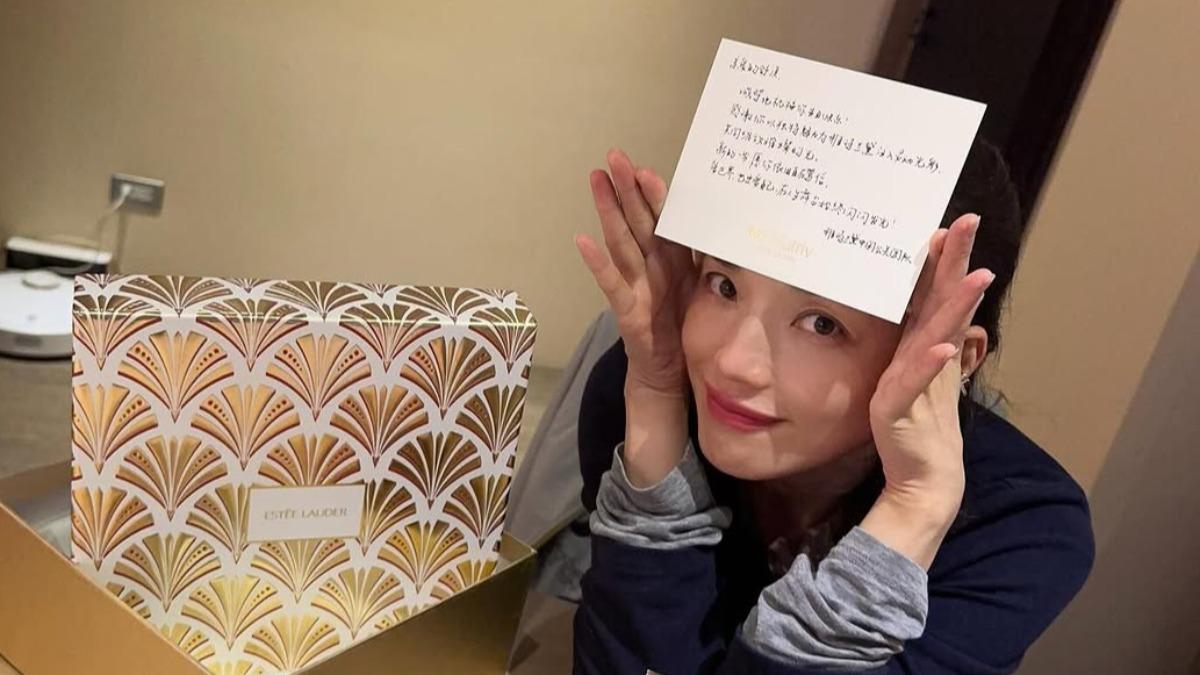 舒淇迎49歲生日開心貼出生日卡片。(圖/翻攝自IG)