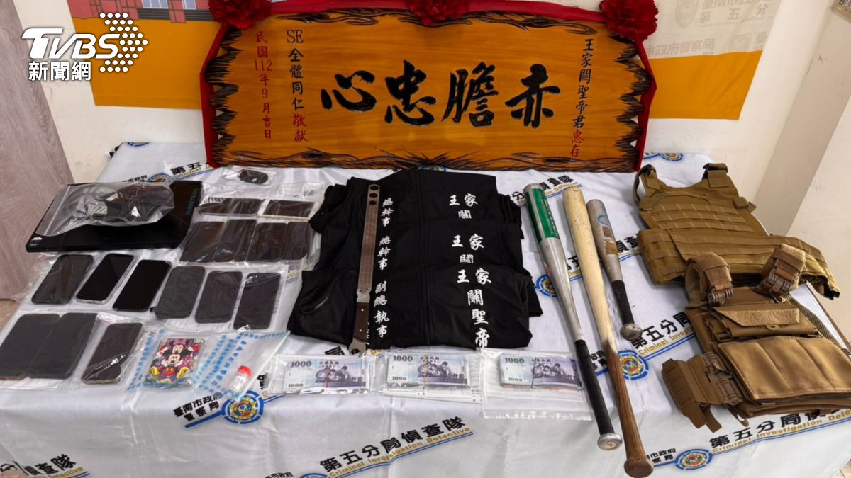 關公神壇慘淪水房!詐團開雙B名車 「赤膽忠心」匾額超諷刺