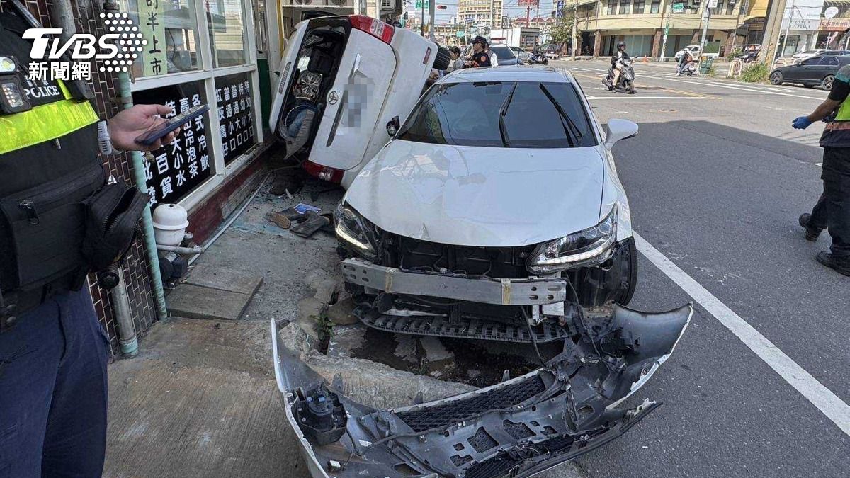 彰化檳榔攤前2車相撞!休旅車斜90度卡住 失聯移工駕駛跑了